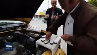 راننده‌ای که برای مردم دستکش پلاستیکی می‌سازد