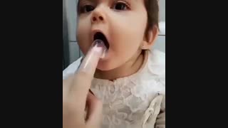 مسواک زدن کودک