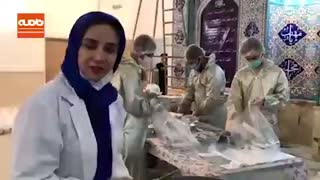 شبنم قلی خانی در حال پخش نذری در مسجد