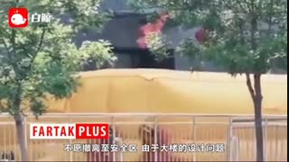 حاتم بخشی مرد چینی از بالای پشت بام خانه‌اش!