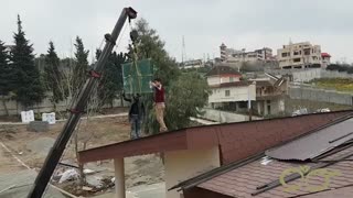 حمل شیشه سکوریت به بام یک ویلا در ساری - کاژه