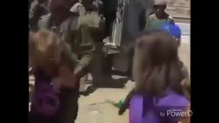 خشونت سربازان صهیونیستی علیه یک مادر و دخترانش