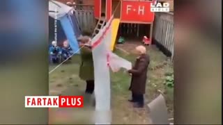 راهکار جالب دختر جوان برای در آغوش کشیدن مادرش