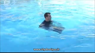 ورزش در آب با دمبل در قسمت عمیق استخر