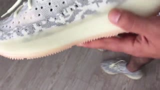 معرفی کتونی رانینگ ادیداس یزی 380