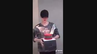 جیمین همیشه دوست داره واسه بقیه تولد بگیره