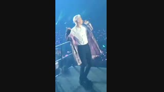 وقتی تو کنسرت چانیول دست یکی از فن ها رو به مدت طولانی گرفت...