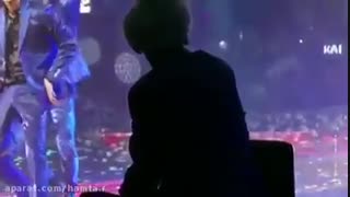 وقتی چانیول پاش پیچ خورده بود و روی صندلی نشته بود و میخوند