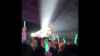 Taeyong and Winwin in Jonghyun's concert