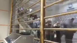 هجوم عجیب مردم برای خرید دلار !