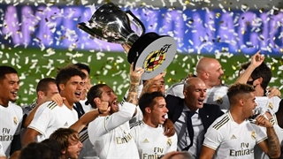 جشن ۳۴ مین قهرمانی رئال مادرید در لالیگا و لحظه بالا بردن جام