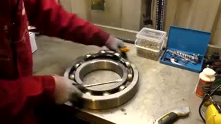 نحوه جداسازی ساچمه ها از داخل بلبرینگ شیار عمیق