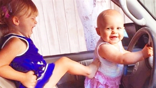 صحنه های خنده دار مراقبت خواهر از کودکان