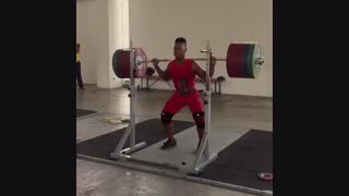 انجام ۲۵۵ کیلوگرم اسکوات توسط فردی با وزن ۷۷ کیلوگرم