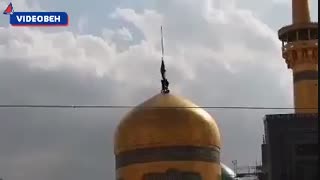 مراسم ویژه تعویض پرچم گنبد طلایی حرم امام رضا علیه‌السلام، در آستانه عید سعید قربان و آغاز دهه ولایت