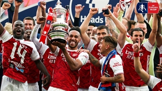 لحظه بالا بردن جام قهرمانی توسط اوبامیانگ برای آرسنالی ها