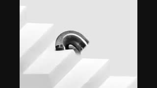 1 فنر اسلینکی در حال پایین آمدن از پله