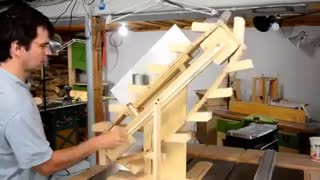 2 فنر اسلینکی در حال پایین آمدن از پله