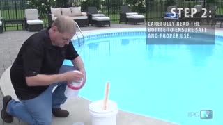 چگونه کلر را به استخر خود اضافه کنیم