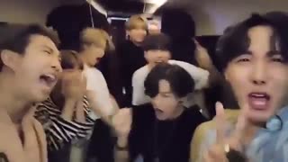 آپدیت تویتتر بی تی اس  با خبر صدرنشینی سینگل Dynamite برای دومین هفته در چارت Hot100 Billboard