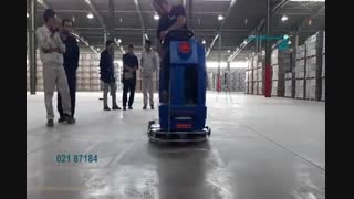 شستشو و نظافت محوطه انبار کارگاه با استفاده از اسکرابر صنعتی