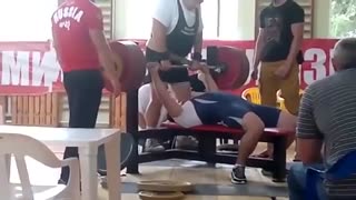 سقوط مرگبار هالتر روی سینه ورزشکار