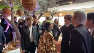 عکس گرفتن BTS و BILI AYLISH باهم دیگه در برنامه ی billboard music awards 2019