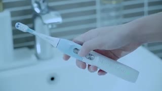 مسواک برقی با دیتگاه ضدعفونی کننده UV