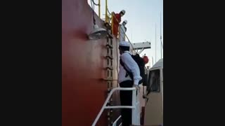 عملیات سوارشدن پایلوت روی کشتی فله بر حامل گندم