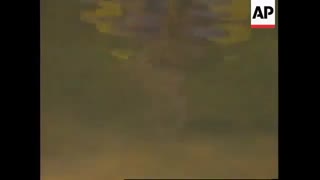 BOSNIA: BOSNIAN REFUGEES FLEE TO TUZLA