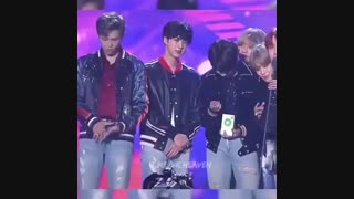 چه لبخند شیطونی میزنه؛)خدا به نامجین صبربده