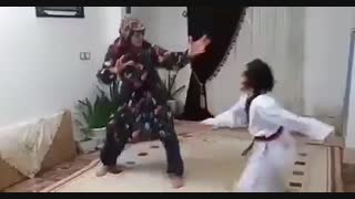 کلیپ خنده دار و باحال و دیدنی (این داستان ..مادربزرگه تکواندو کار )