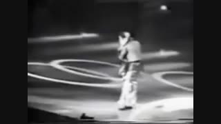 غش کردن طرفدار مایکل جکسون در بغل او در کنسرت