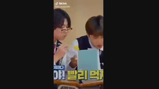 وقتی داری سر کلاس یواشکی خوراکی میخوری و معلم میبینه 