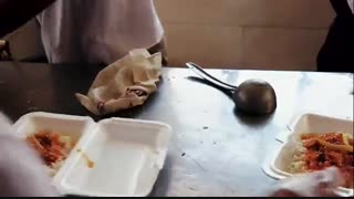 طبخ و توزیع 2000 پرس غذا در ایامم محرم توسط مرکز نیکوکاری شهدای کندر