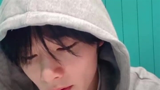 جونگین گفت میخواد پروفایلش رو عوض کنه اما عکس خوب نداره و هروقت یدونه خوشگل گرفت عوضش میکنه~