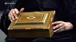 چفیه رهبر معظم انقلاب در میان زائران مزار شهید سید حسن نصرالله - انا علی العهد